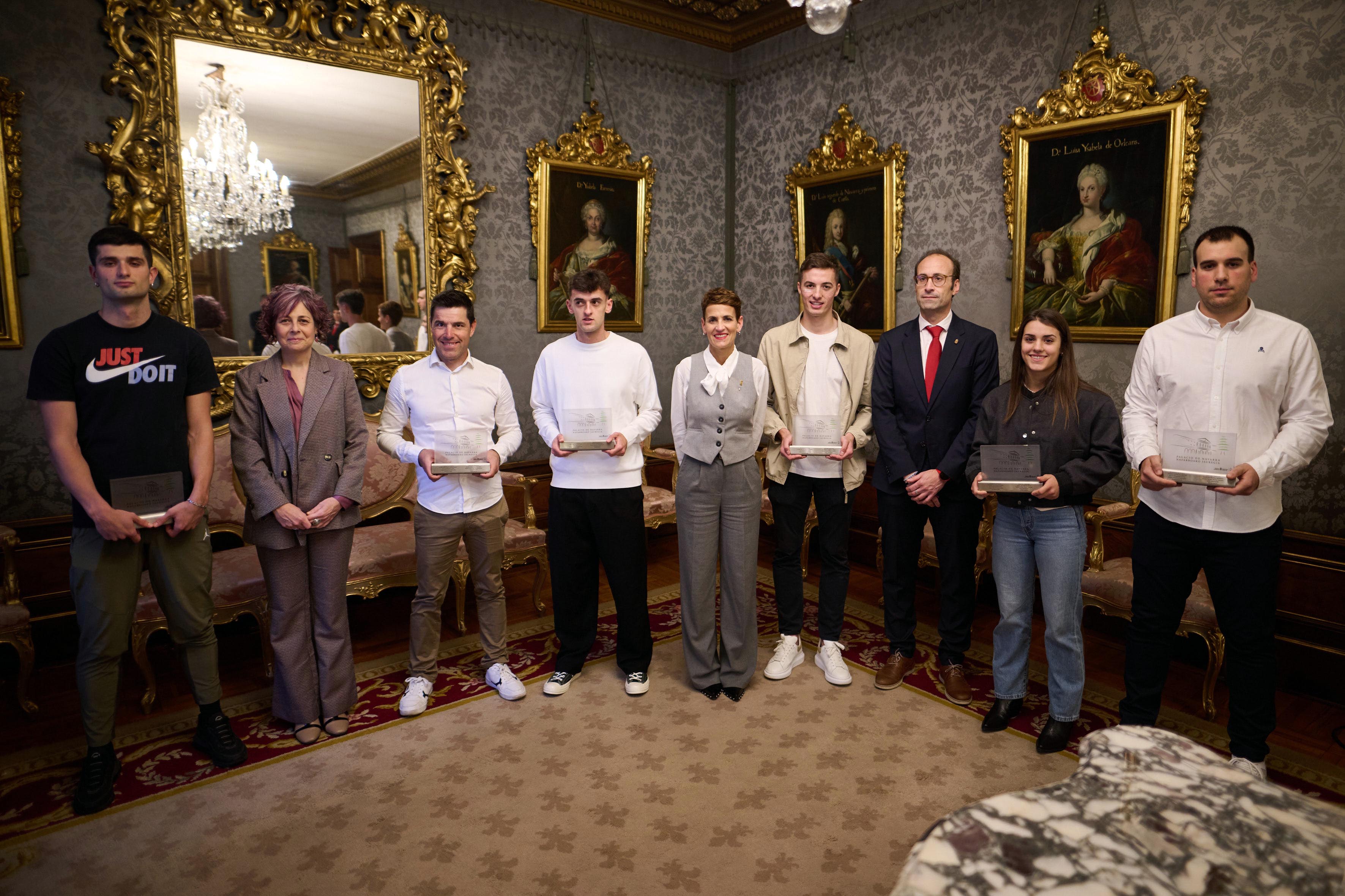 La Presidenta del Gobierno de Navarra, reconoce la labor de los deportistas y técnicos Olímpicos. 27-11-24